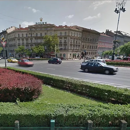 Apartment Eotvos Design