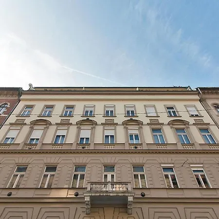 Apartment Eotvos Design *