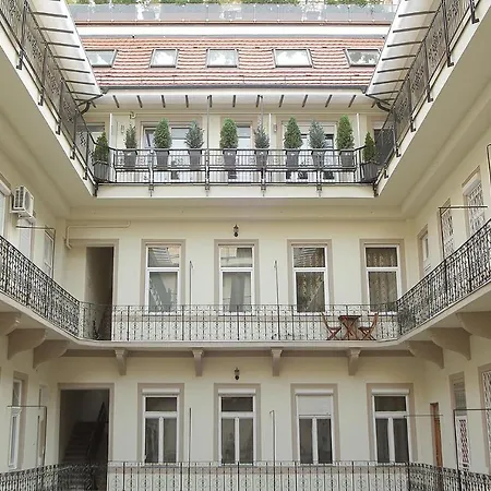 Apartment Eotvos Design